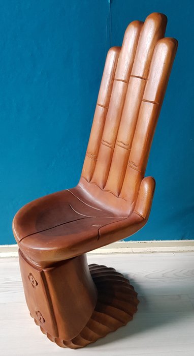 Cadeira em forma de mão - Feito de uma peça sólida de madeira.