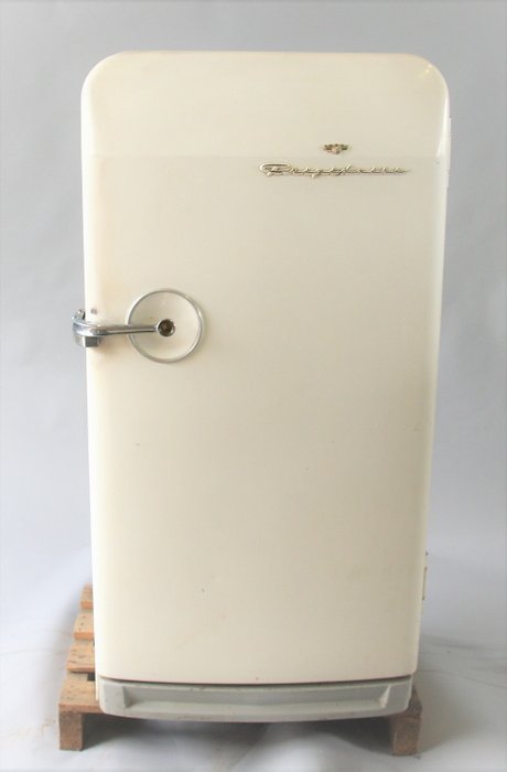 Raymond Loewy - Frigidair - Refrigerator (1)