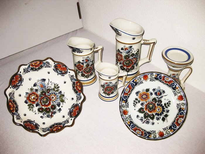 Flora keramiek Delfts Polychroom Holland - Handwerk - Collection Delft Polychrome of 1 wall plate - 1 bowl - 3 jugs -1 candlestick (6) - Ceramic