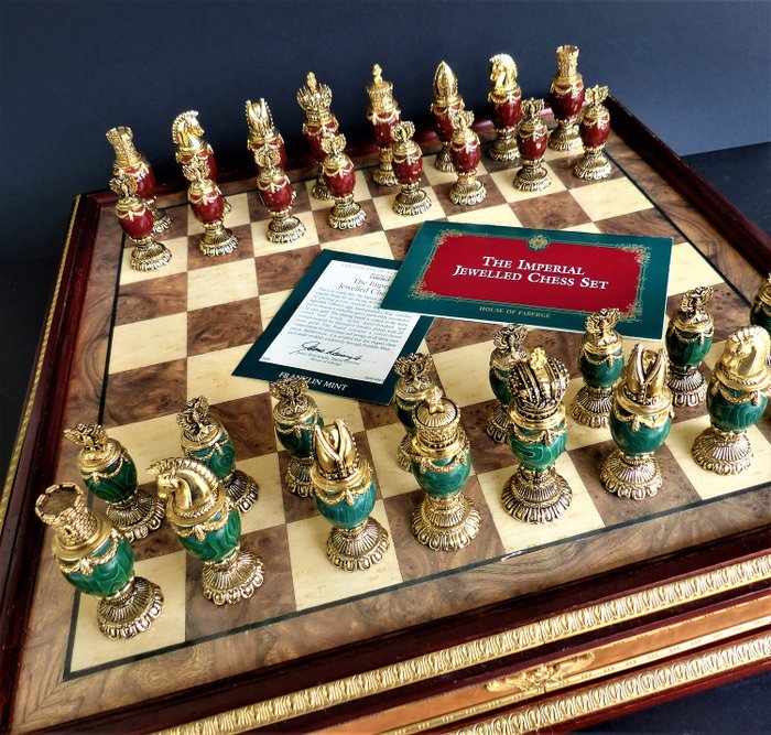 House of Fabergé ( Certificat ) - Schackset - Green Malachite - Red Carnelian - 22k Gold Finish - Swarovski Strass - Wood