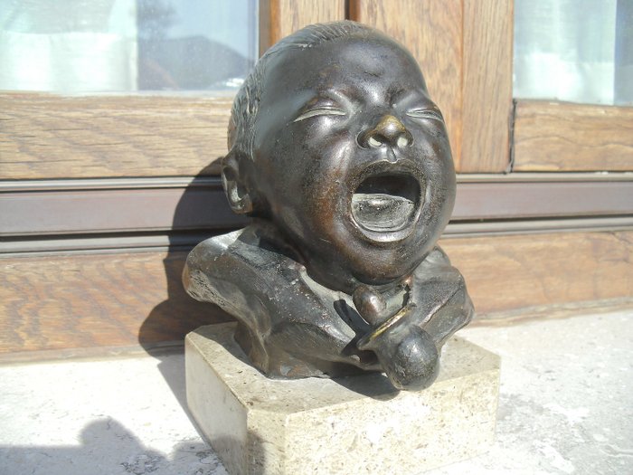 After Bernardo Balestrieri (1884-1965) - Skulptur, Babys Kopf weint - Bronze - Zweite Hälfte des 20. Jahrhunderts
