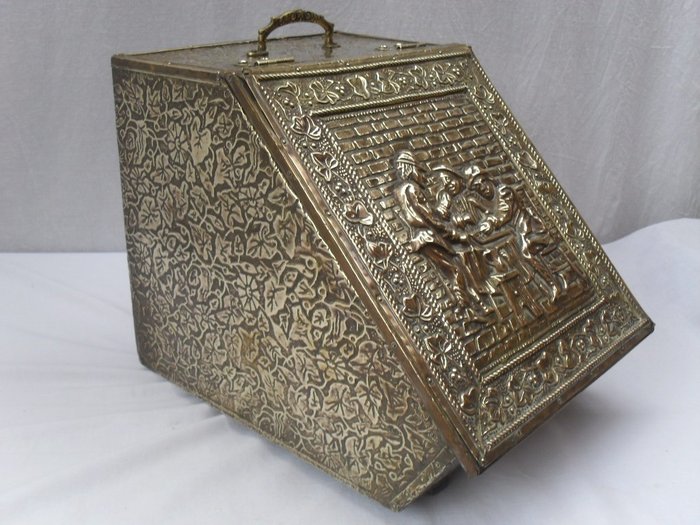 Very Imposant Antique Peat Box - Coal Box (1) - Brass, Copper, Wood