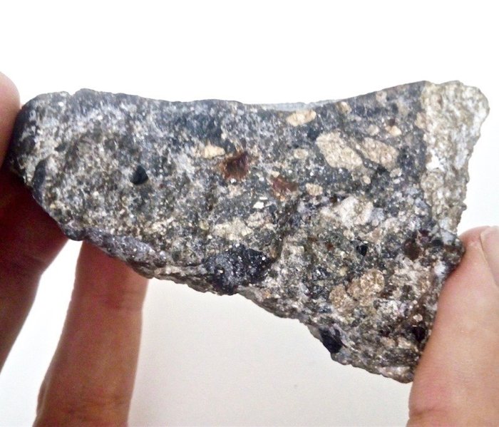 Eukritischer Meteorit. Brekzierter Stein vom Asteroiden Vesta - 107 g