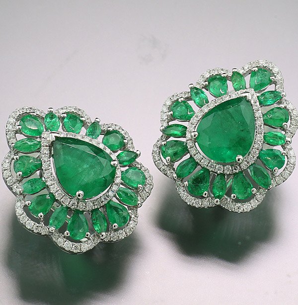 18 Kt White Gold Earrings 6 64 Ct Sumptuous Emerald Diamond