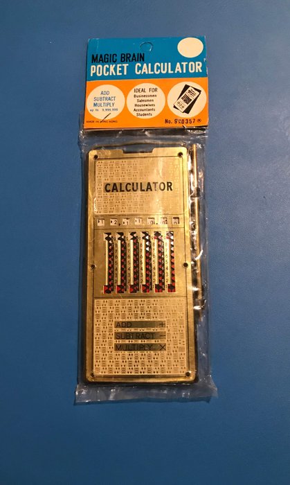 Magic Brain Calculator - Una calcolatrice vintage di tipo meccanico ad adduttori, anni '50 -'60 - Alluminio, Plastica, confezione originale