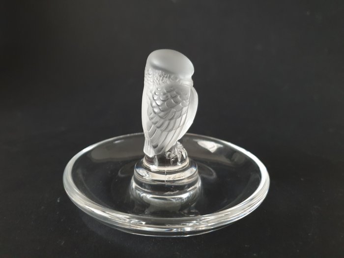 Lalique - Hermoso anillo de soporte, plato "Búho" - Cristal