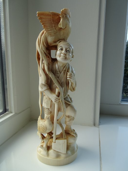 雕像 - 象牙 - 人 - ivoren beeld man met hanen - 日本 - 明治時期（1868-1912）