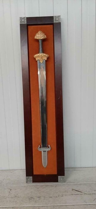 Franklin Mint - A Espada Lendária dos Vikings com display de madeira - Ricamente banhado a 24 quilates banhado a ouro e prateado - muito raro.