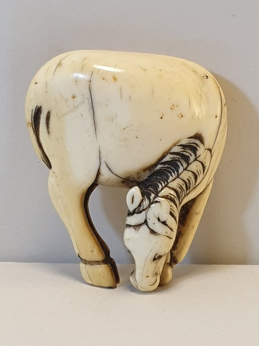 Netsuke (1) - Olifanten ivoor - paard - Japan - Edo Periode (1600-1868)