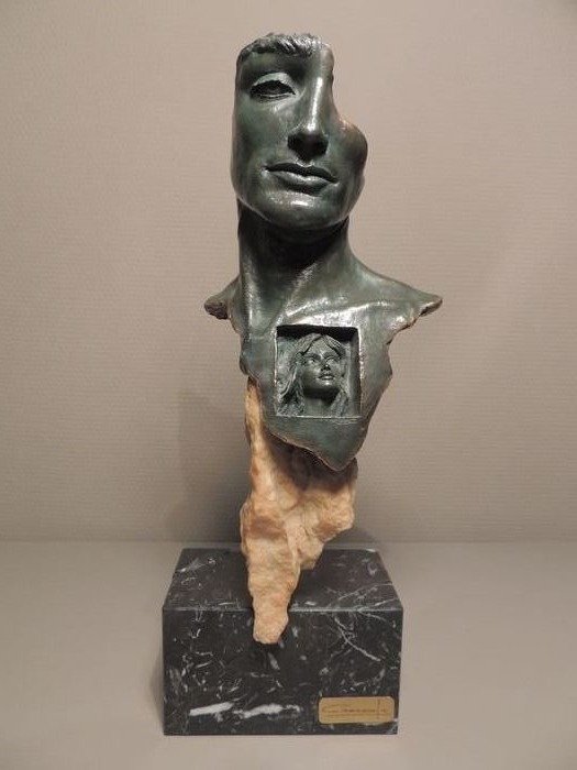 雕塑何塞·路易斯·德·卡萨索拉。 - 黄铜色