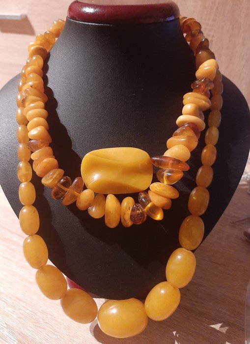 Ambra, bachelite - Due fili di perline e una spilla