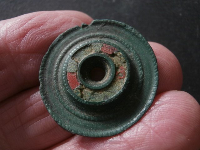 Römisches Reich: Wunderschöne Bronze Scheibenfibel mit Emaille - 29 mm