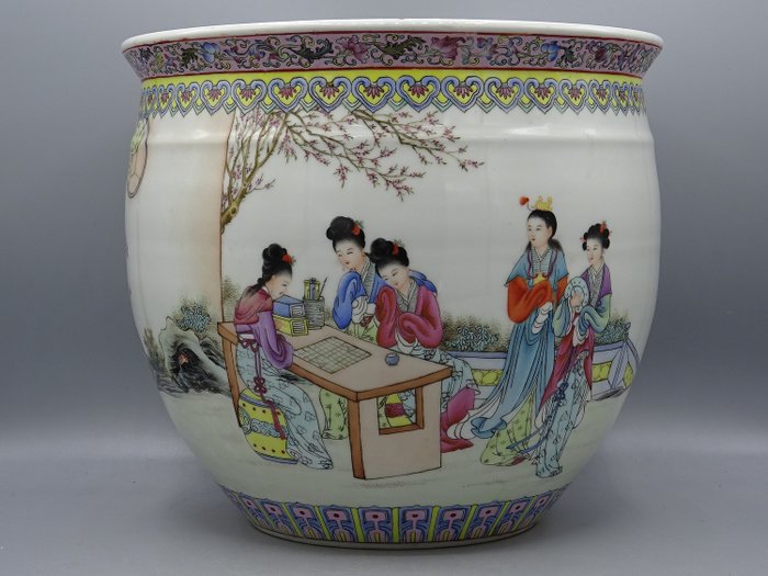 Großer und sehr fein bemalter Cache-Topf - Porzellan - China - Zweite Hälfte des 20. Jahrhunderts