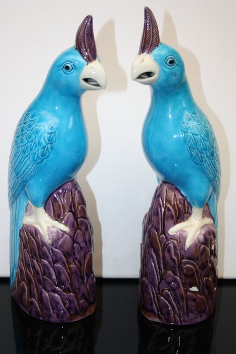 twee porseleinen turquoise blauwe papegaaien (2) - porselein - China - midden 20e eeuw