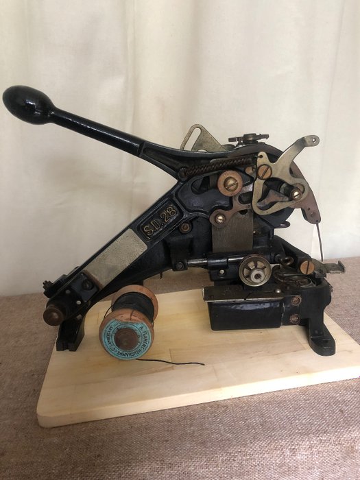 Junker & Ruh SD 28 - Máquina de coser a mano para la industria del cuero. - Hierro (fundido/forjado)
