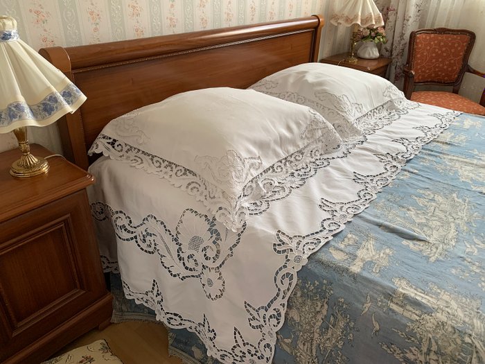 旧床单，床单和两个手工绣制的枕套。 - Coton.Lin。 - 20世纪中期