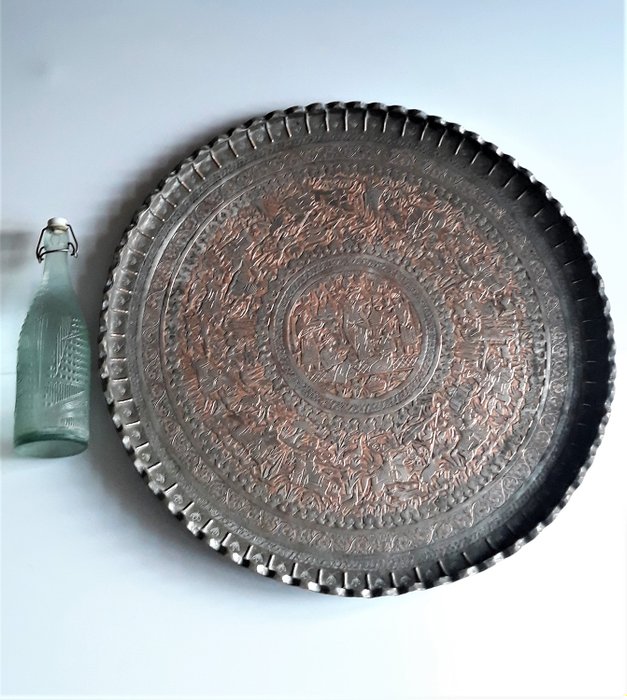 Πολύ μεγάλο στρογγυλό δίσκο - Κονσέρβες χαλκού - Σκηνή κυνηγιού και προσφορές - Ιράν - 19th century