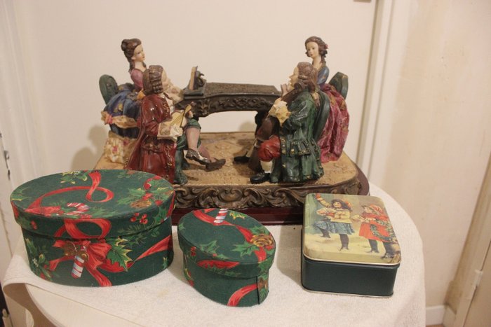 large Baytex sculpture and 3 Christmas decor boxes - Cardboard, Resin/Polyester, metal fabric