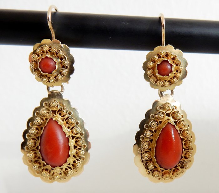14 carats Or jaune - boucles d'oreilles antiques costumes régionaux sertis de coraux rouges