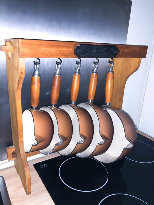 LE CREUSET - Series 5 pans + shelf (6) - Iron (cast/wrought), Wood- Teak