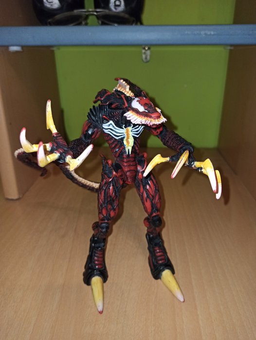 Toy Biz - Elokuvat - Figuuri Venom The Symbiote (Red)