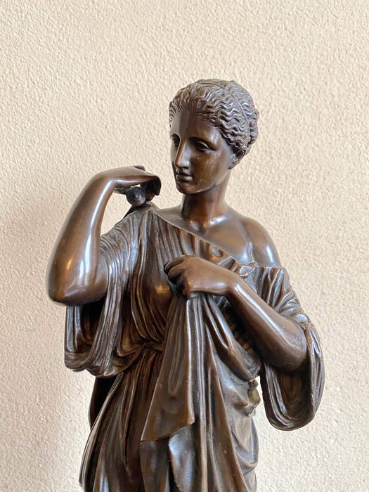Ferdinand Barbedienne Fondeur - Sculpture, "Diane de Gabies", une statue en bronze de la déesse Artémis - Bronze (patiné) - Fin du XIXe siècle
