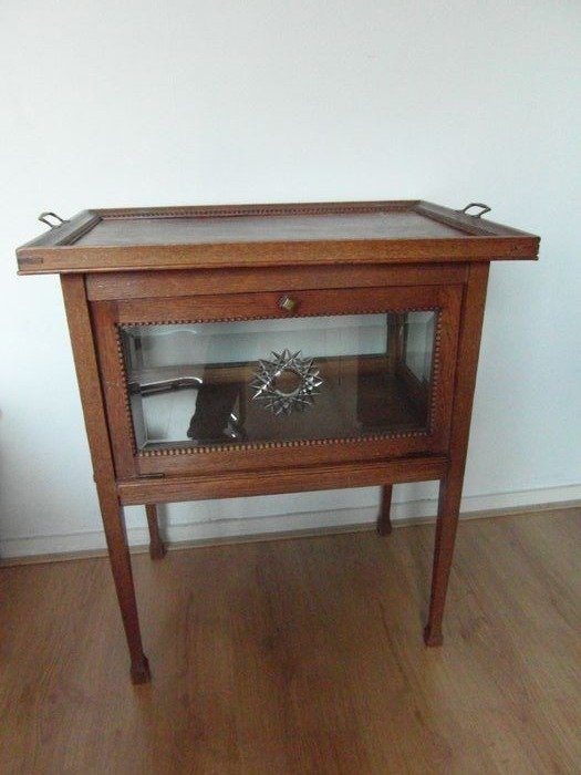 茶柜，带独立托盘-切面玻璃，周围环绕着珍珠边
