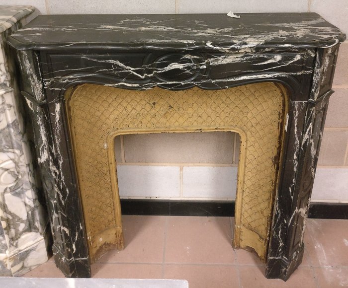 蓬帕度壁炉配有铸铁-105 x H 103厘米 - 黑色Marquinia大理石 - 19世纪