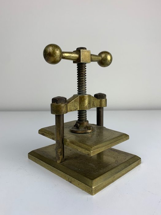 重型黄铜打牌机，形状为书本压力机 - 黄铜 - Late 19th century