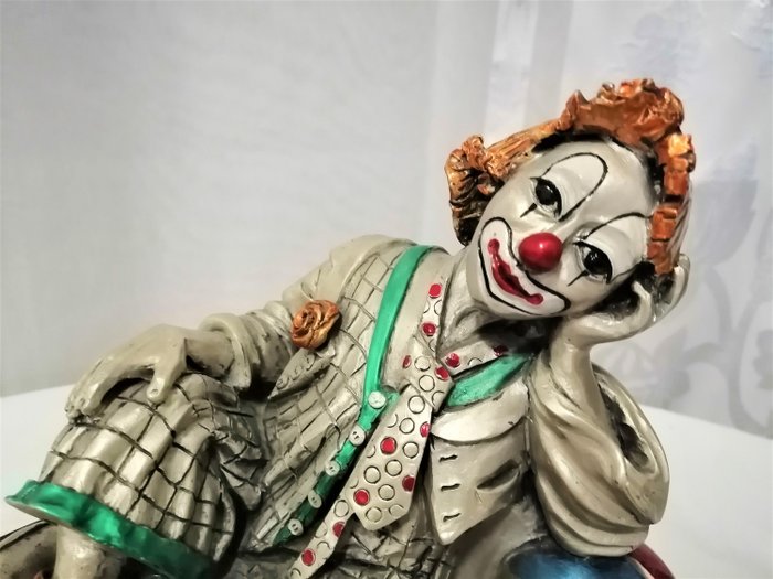 小丑雕像-迈达斯 - 用银色层压