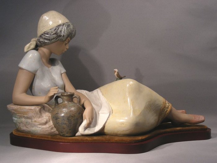 Juan Huerta - Lladro - Vintage liggende jente med fugl og kanne - 43 cm - Porselen, Gres