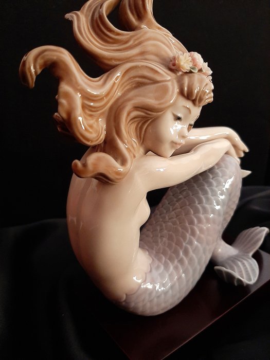 Lladró - Figurină, Sirena pe baza de lemn - Porțelan