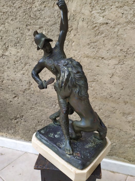 Francesco de Luca – Beeld, gladiator-leeuw gevecht (1) – antimoon met bronskleurige coating – 20e eeuw