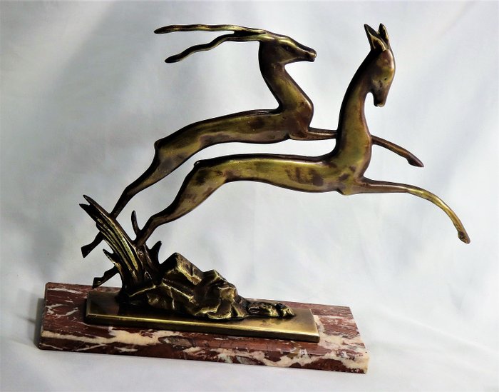鹿和装饰艺术瞪羚的大型青铜雕塑 - 黄铜色