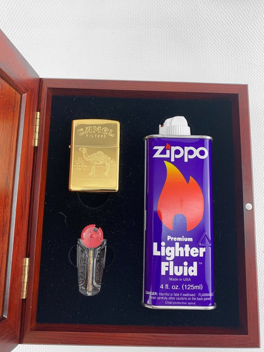 Zippo - Feuerzeug - Employees Only Camel Zippo vergoldet Set in Holzkiste, LIMITED EDITION, Sehr selten