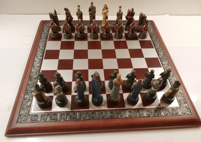 Golden Future Studio - Schach-Spiel - Schachspiel - aufwendig wunschön gestaltete Ritterfiguren - Kunststein - Holz