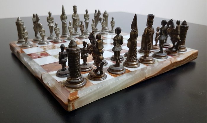 Tabuleiro de xadrez (1) - Bronze/liga de metal  (dourado/prata/patinado/pintado à mão a frio), madeira e aglomerado -  Catawiki
