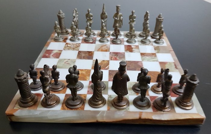 Conjunto de xadrez - Estilo Medieval - Metal de fundição - Catawiki