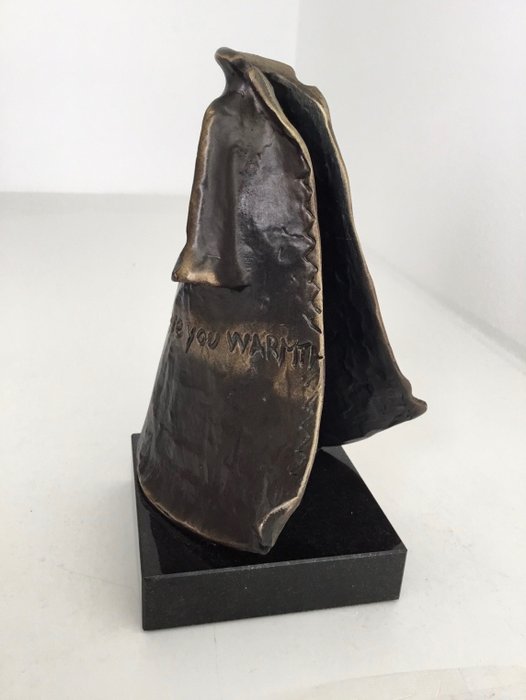 Corry Ammerlaan van Niekerk – Artihove – Sculptuur “ GIVE YOU WARMTH “.- alloy
