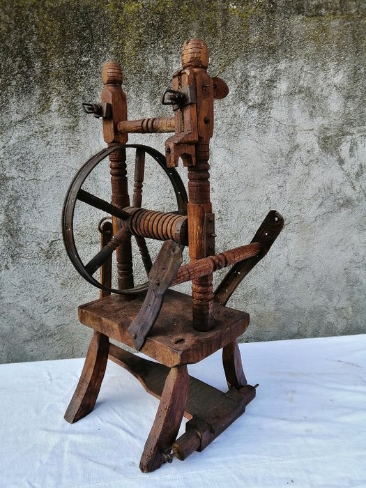古老的意大利纺车轮纺羊毛 - 木
