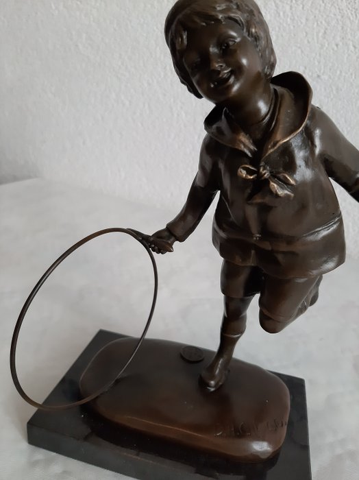 "Boy with a Hoop" von D. Chiparus (Replica) (1) - Art Deco - Bronze, Marmor