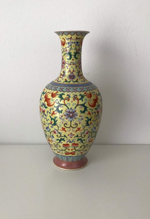 Beautiful Chinese Yellow Famille Rose Porcelain Six parties Vase