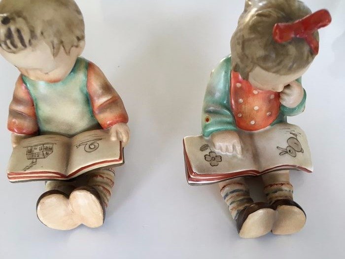 Ein Paar große Hummel / Goebel Buchstützen in Form eines lesenden Mädchens und eines Jungen Der (2) - Porzellan
