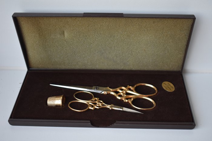 WASA - Solingen - Set bestehend aus zwei Scheren und einem Fingerhut - Vergoldet