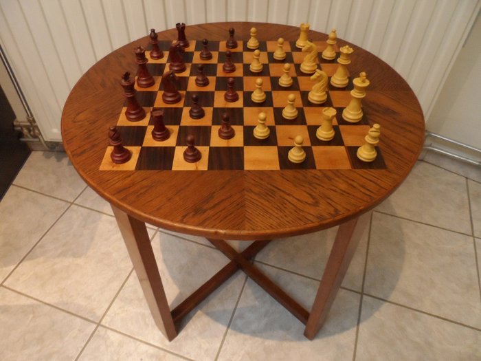 Schöner alter Schachtisch mit Schachfiguren (1) - Holz