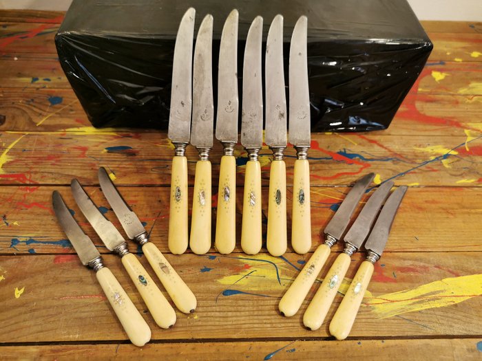 Manche incrusté de nacre - Lame signée G.R. couronné - Uppsättning av 12 knivar - 6 personer - Ben & smält stål