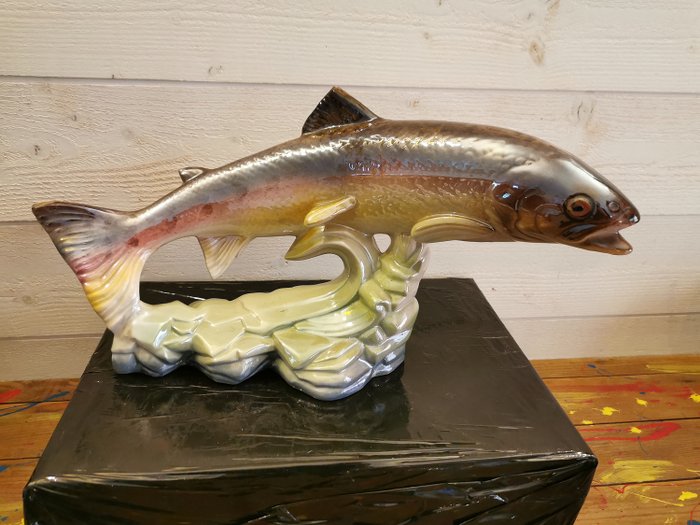 Art déco - H. Bequet Quaregnon - Skulptur eines Lachses / einer Forelle - Irisierende / perlmuttartige Keramik
