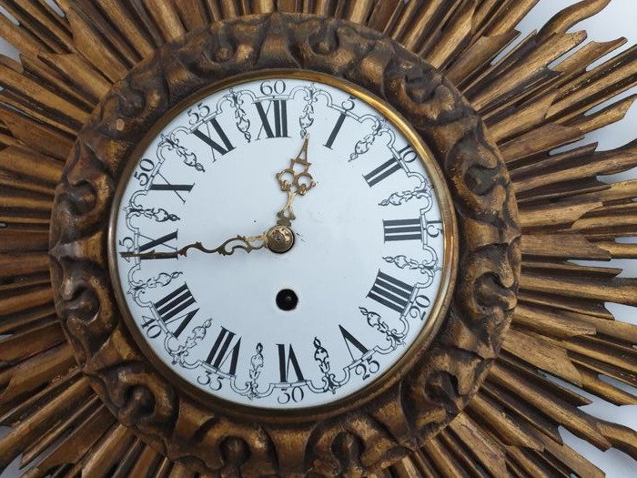 Grote oude zonneklok / Sunburst klok – In goud verf, met emaille wijzerplaat – Eerste helft 20e eeuw