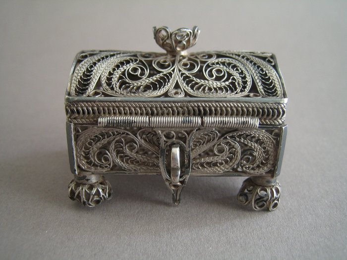 帝國俄羅斯花絲銀猶太貝薩姆香料盒 - .875 (84 Zolotniki) 銀 - 俄羅斯莫斯科 - 1888年