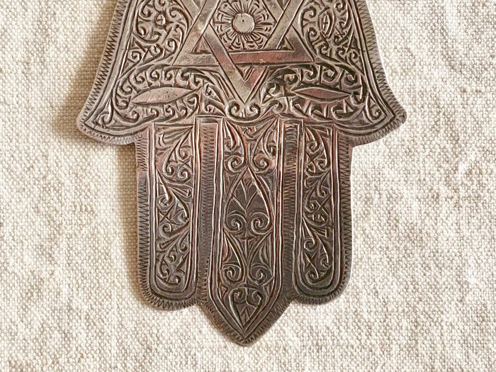 Judaica – Hamsa (Hand van Fatima) een amulet voor bescherming tegen boze ogen – .800 zilver – Moroccan artist- Marokko – Begin 20e eeuw